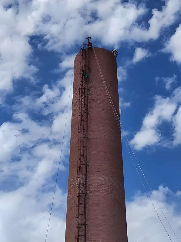 煙囪拆除的幾種常見(jiàn)方式及其專(zhuān)業(yè)解析